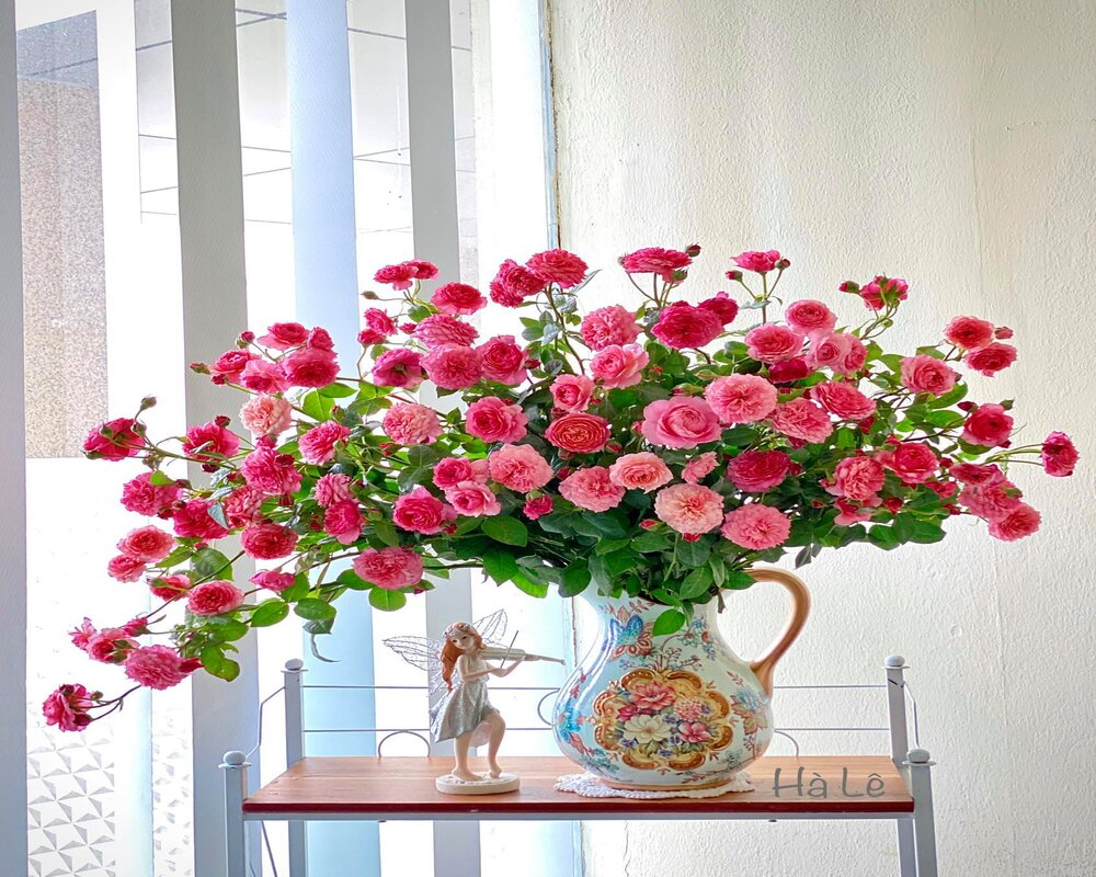 Chọn hoa trang trí trong nhà phù hợp với không gian phòng khách